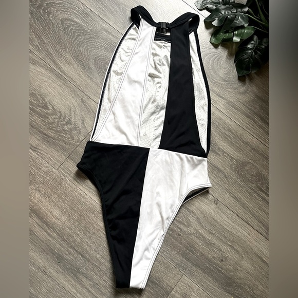Volcom Simply Rib monochrome swimsuit size M - Picture 11 of 16